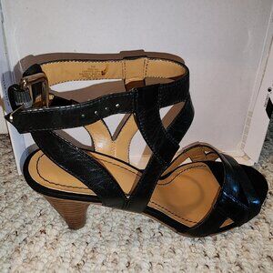 Nine West Black Strappy Leather Sandal in size 9.